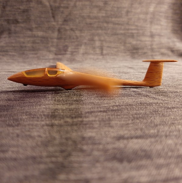 ASK21 - Flugzeugmodell aus Buchenholz mit Bernsteinhaube im Maßstab 1:100
