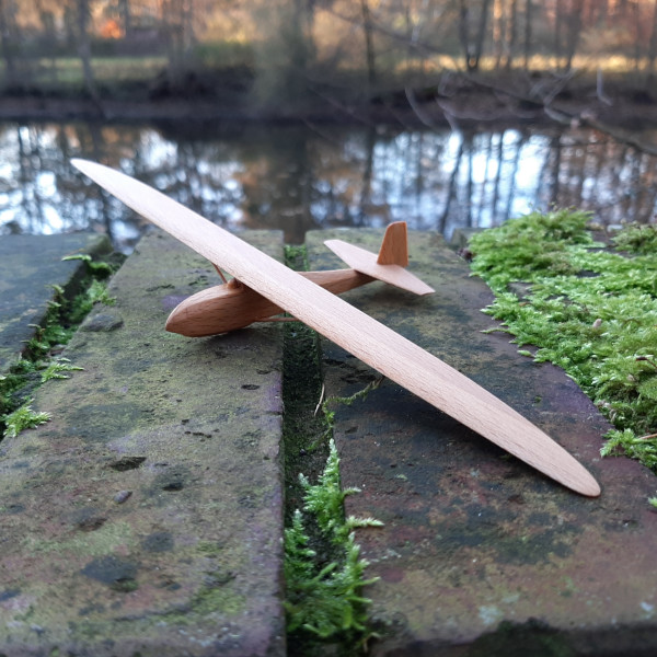 Baby II - Segelflugzeug-Modell aus Buchenholz im Maßstab 1:50