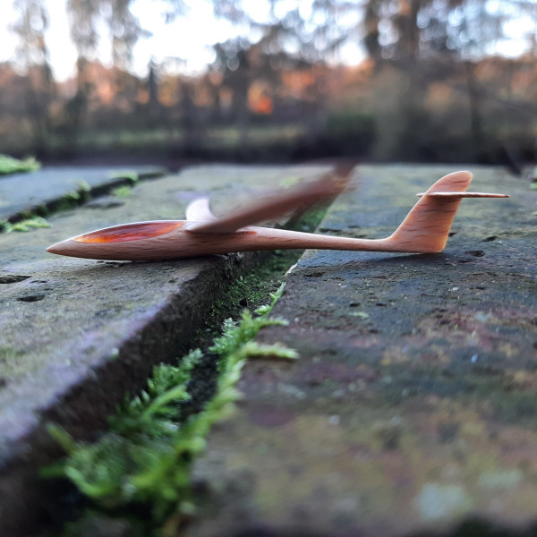 Segelflugzeugmodell aus Buchenholz mit Bernsteinhaube